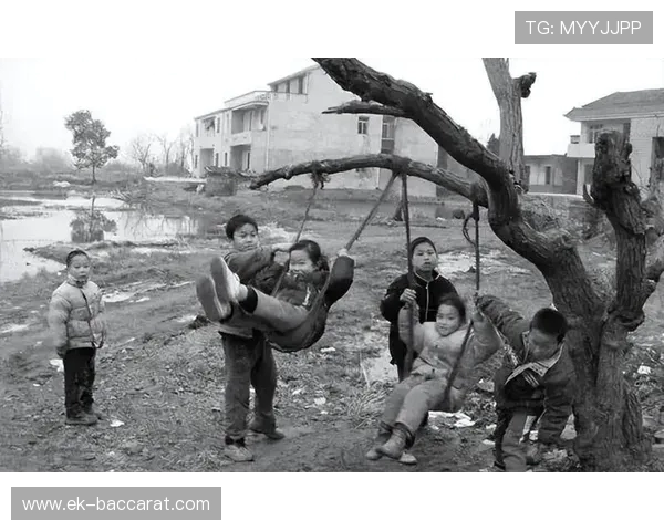 不同年代的孩子们玩耍的游戏各异，反映出时代与文化的变迁与多样性
